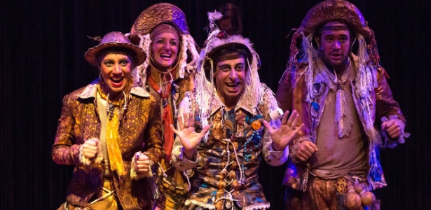 Cassio Scapin (centro) está no musical "Lampião e Lancelote", em cartaz no Teatro do Sesi-SP