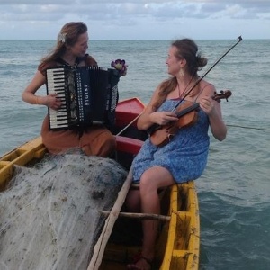  - o-grupo-formada-pelas-holandesas-ilse-roskam-acordeao-e-pauline-de-vet-violino-apresenta-uma-mescla-do-cancioneiro-brasileiro-com-as-sonoridades-de-seu-pais-de-origem-1364324444595_300x300