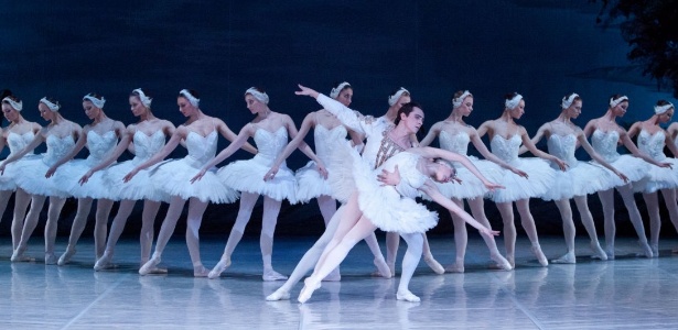 Cena de "O Lago dos Cisnes" do Russian State Ballet