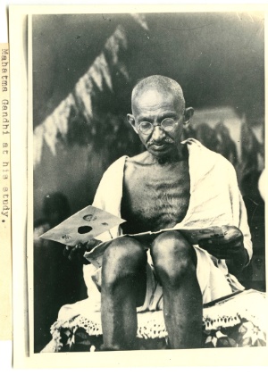 Mahatma Gandhi em foto de Homai Vyarawall, primeira repórter fotógtrafica da Índia - Divulgação