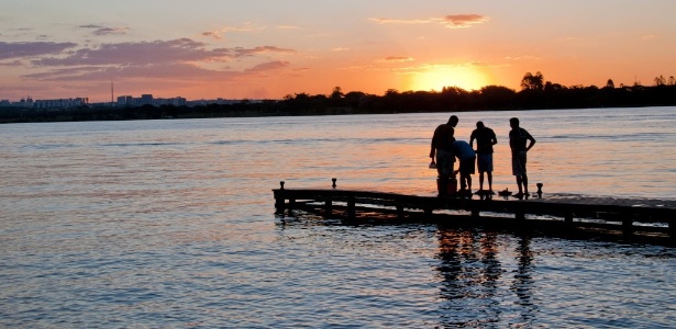 Jovens se refrescam em pier na Ermida Dom Bosco, em Brasília, um dos pontos turísticos do lago - Marcelo Camargo/Folhapress