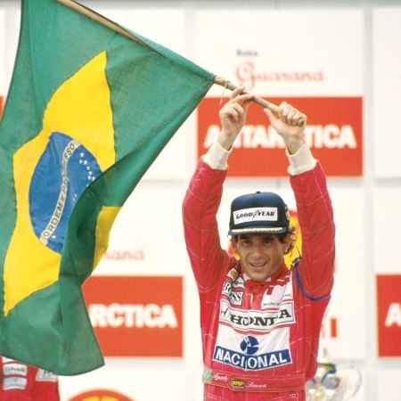 Ayrton Senna no topo do pódio do GP Brasil em 1991 - Divulgação