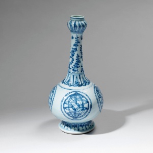 Garrafa azul e branca da dinastia chinesa Ming, oriunda do período Zhengde - Divulgação
