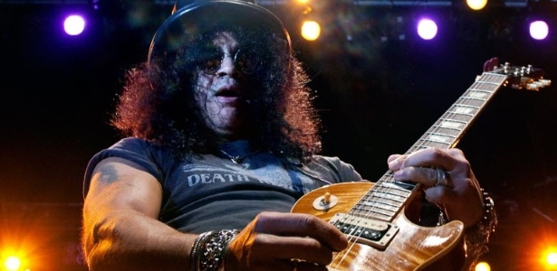 Performance do guitarrista Slash em Hong Kong (22/3/11). - AFP PHOTO / ED JONES