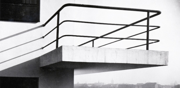A foto de Lucia Moholy mostra um dos balcões do prédio da Bauhaus, em Dessau. Novos designers de interiores alemães querem se desvencilhar da imagem funcional e prática e criar uma "identidade"  - Divulgação